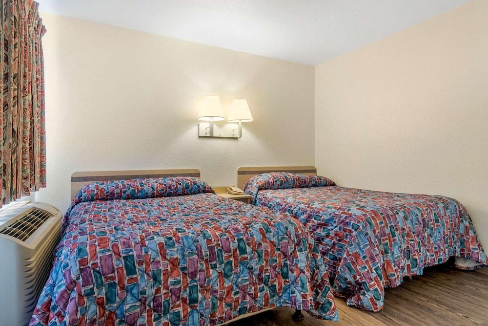 Rodeway Inn photo 18