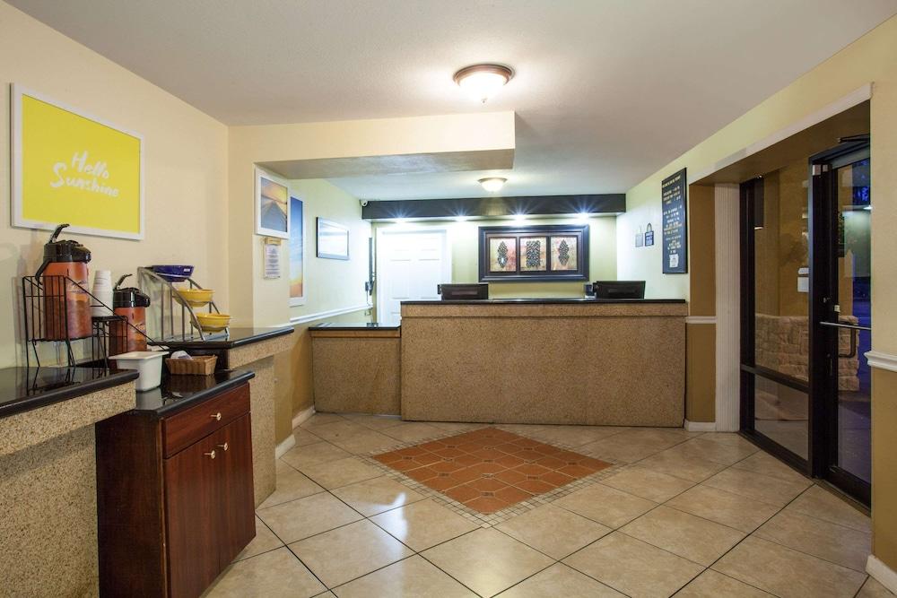 Econo Lodge Daytona Beach - Speedway photo 26