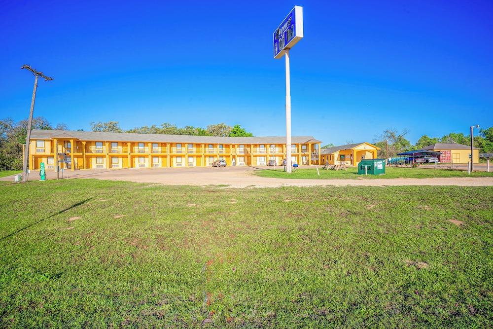 Regency Inn By OYO Rockdale TX photo 10