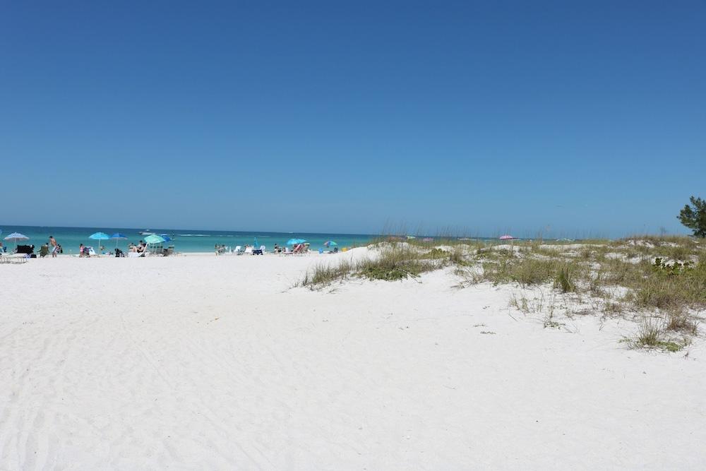 Tortuga Inn Beach Resort photo 77