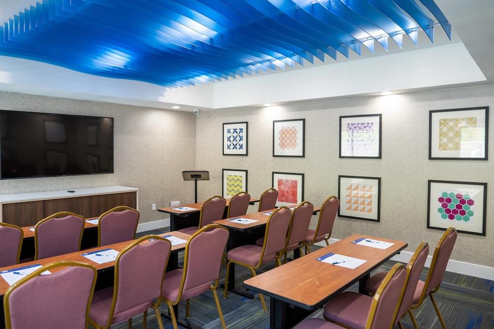 Holiday Inn Express & Suites Lake Forest by IHG photo 37