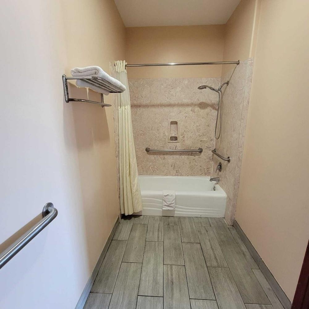 Woodland Inn & Suites photo 8