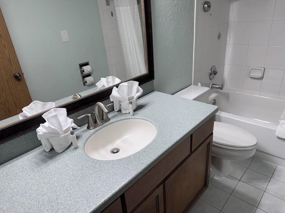 Promenade Inn & Suites Oceanfront photo 27