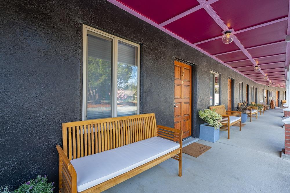 b.side motel + rv photo 22