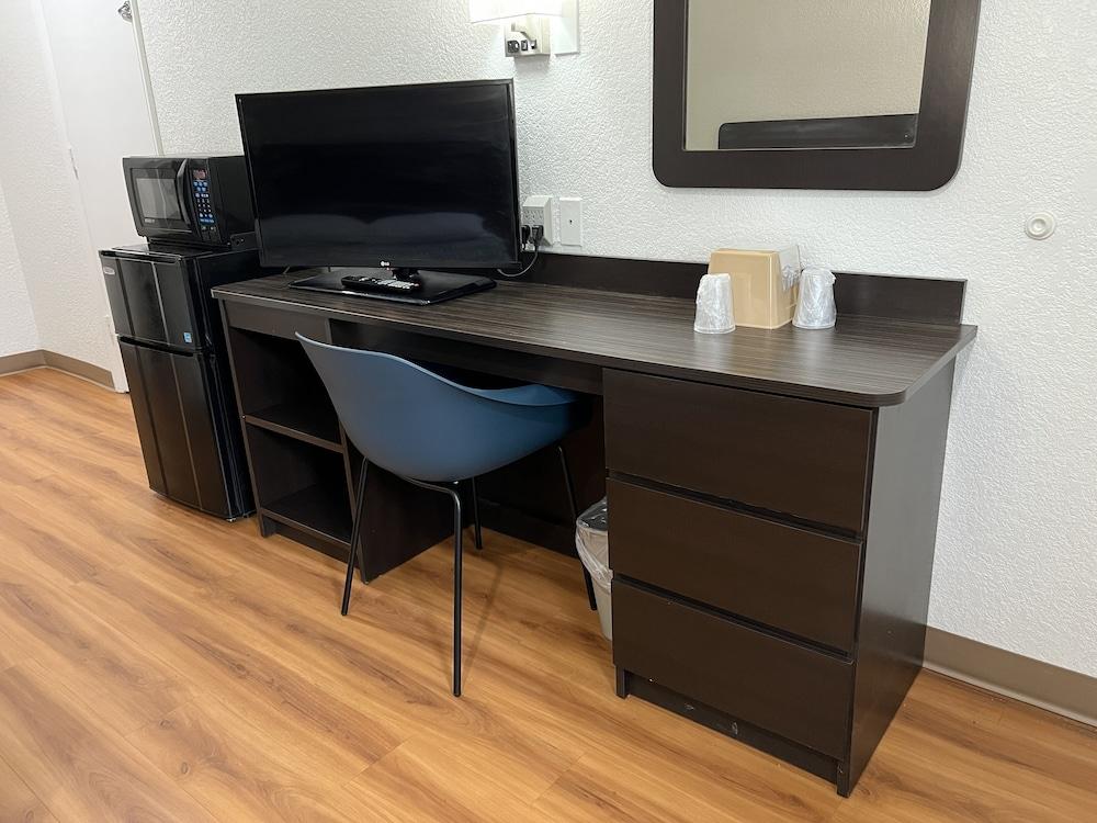 Motel 6 Longview, TX photo 11