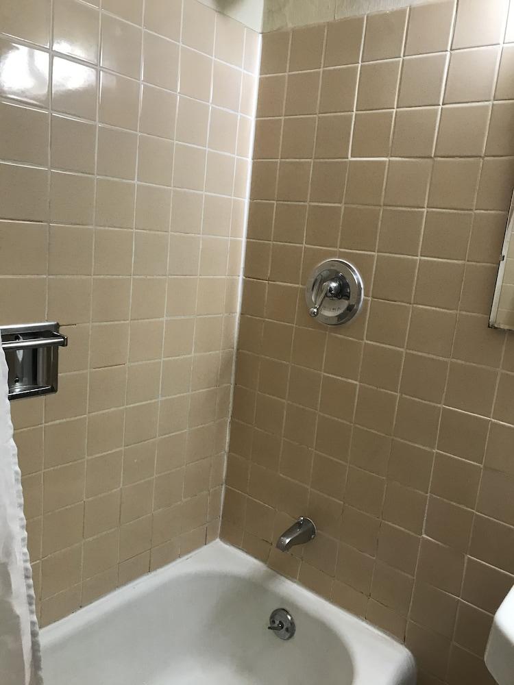 Colonial Inn Dyersville photo 35