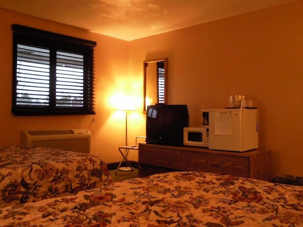 Colonial Inn Motel photo 20