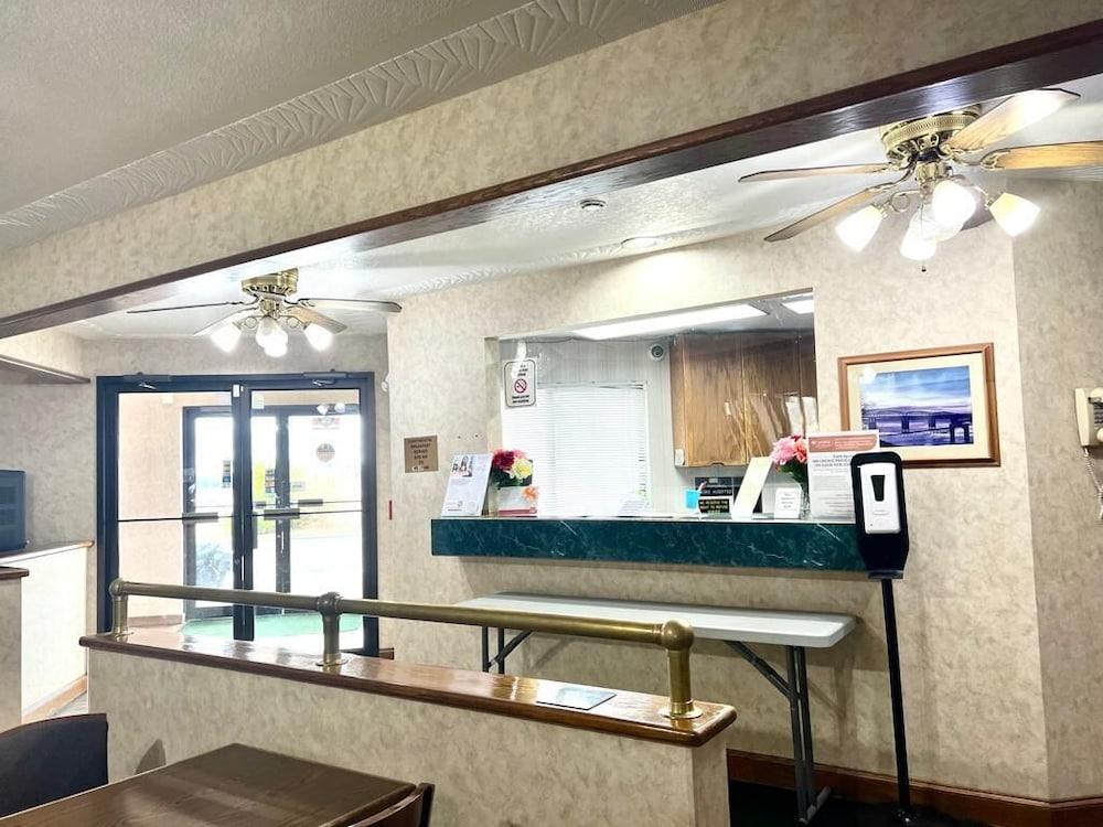 Econo Lodge Oacoma - Chamberlain West photo 5