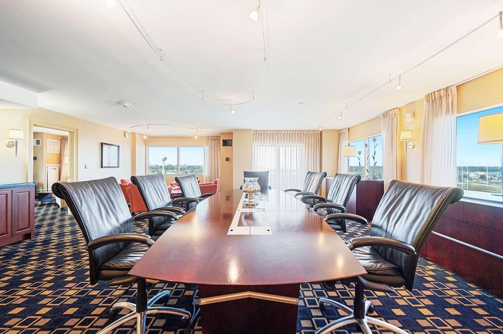 Hilton Chicago/Oak Brook Suites photo 13