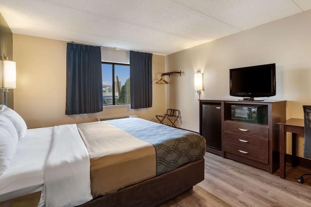 Econo Lodge Darien Lakes photo 18