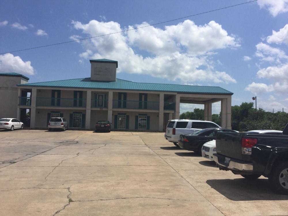 Deluxe Inn & Suites photo 14