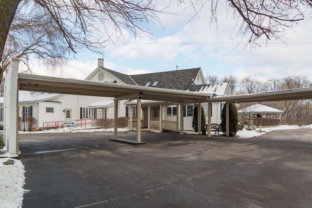 Sybaris Pool Suites Mequon photo 16