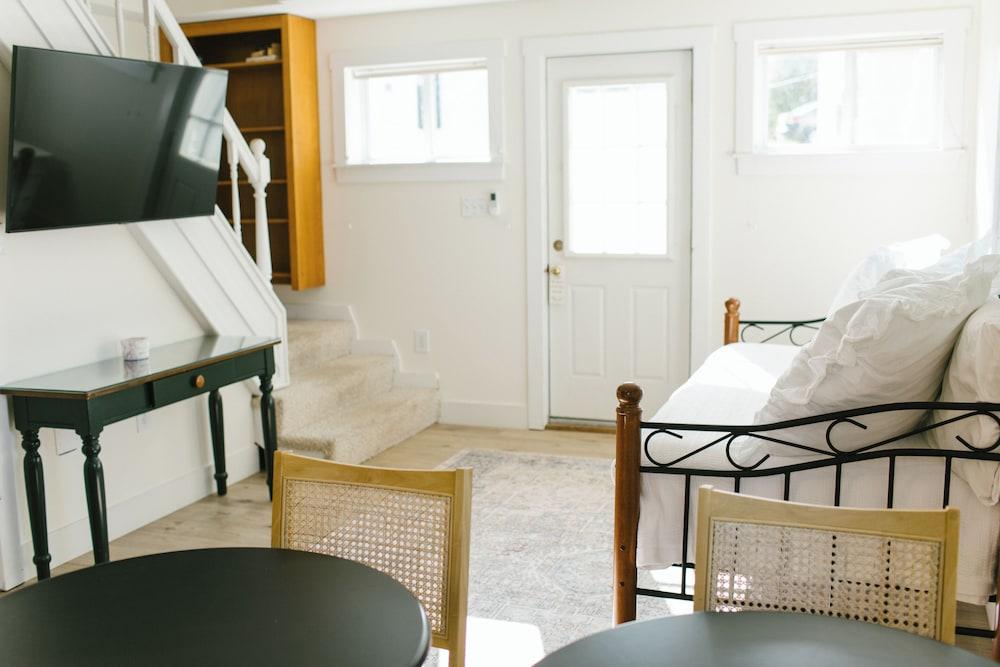 Greenleaf Inn photo 86