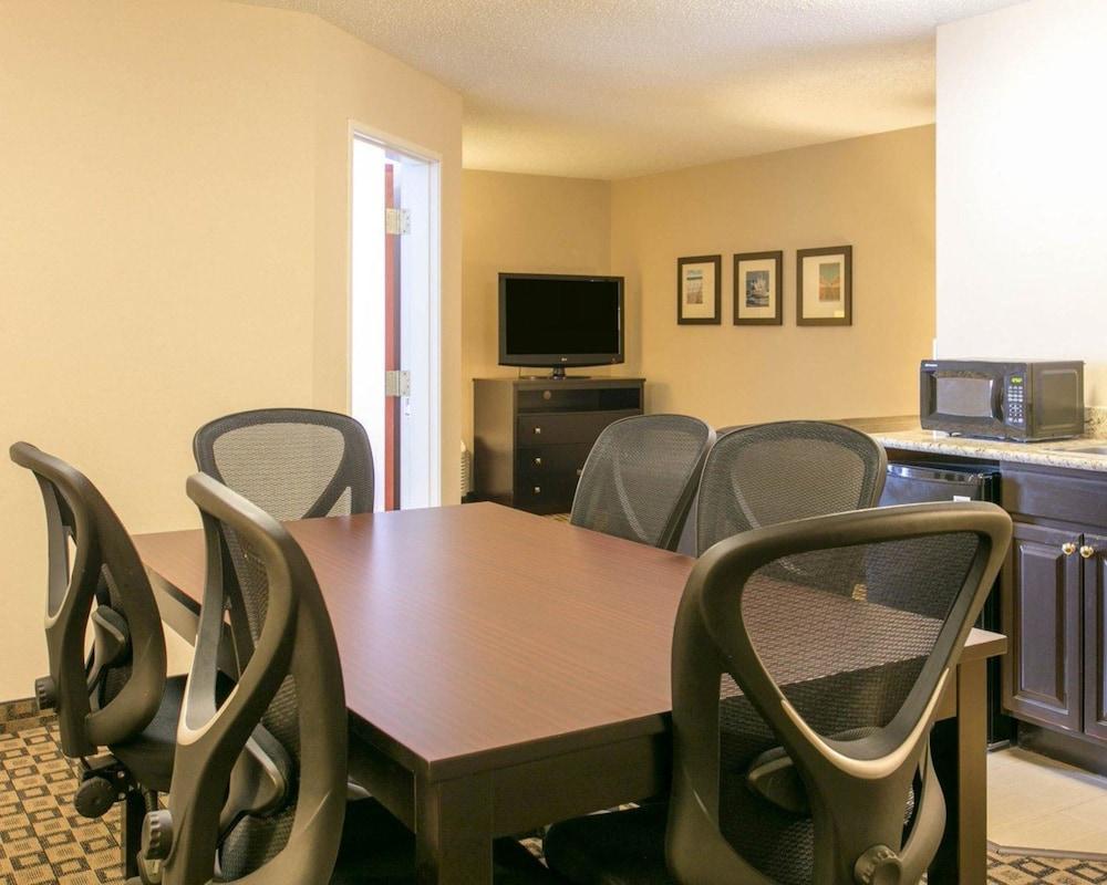 Comfort Suites Benton Harbor - St. Joseph photo 23