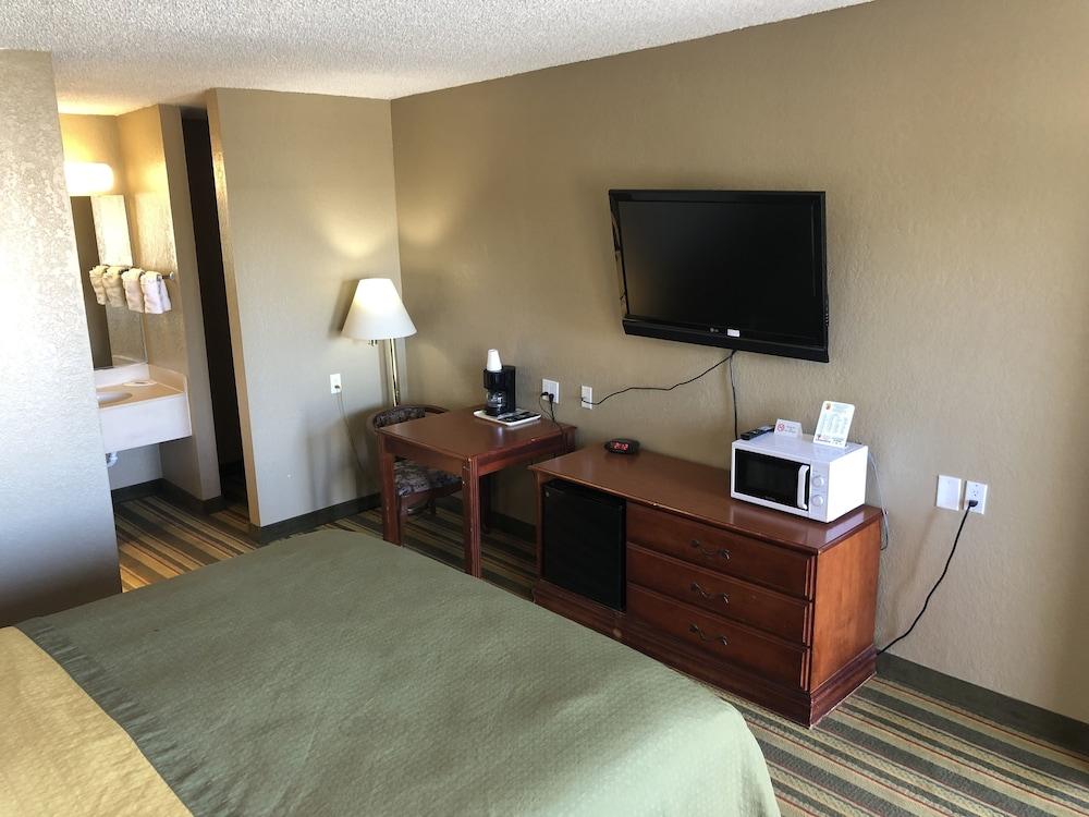 Super 8 by Wyndham Ridgecrest photo 18