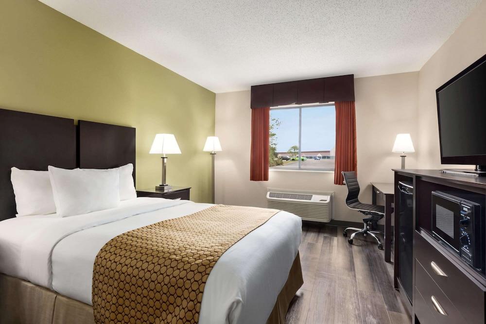 Baymont by Wyndham Monroe photo 17
