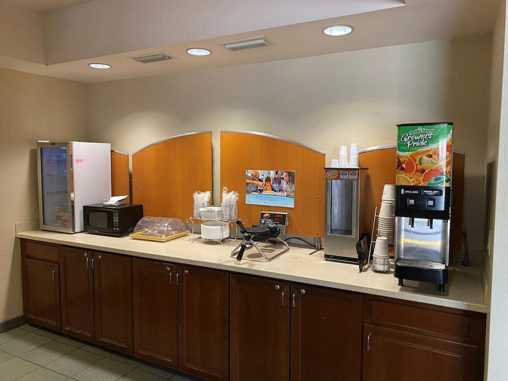 Days Inn by Wyndham Chiefland photo 12