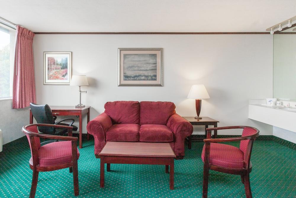 Schenectady Inn & Suites photo 11