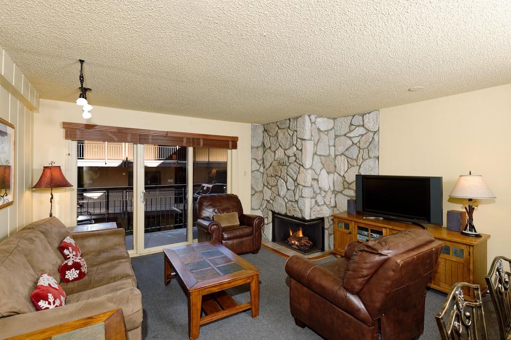 The Crestwood Condominiums photo 59