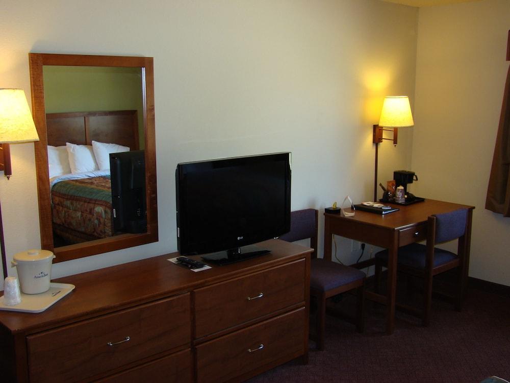 AmericInn by Wyndham Kewanee photo 69