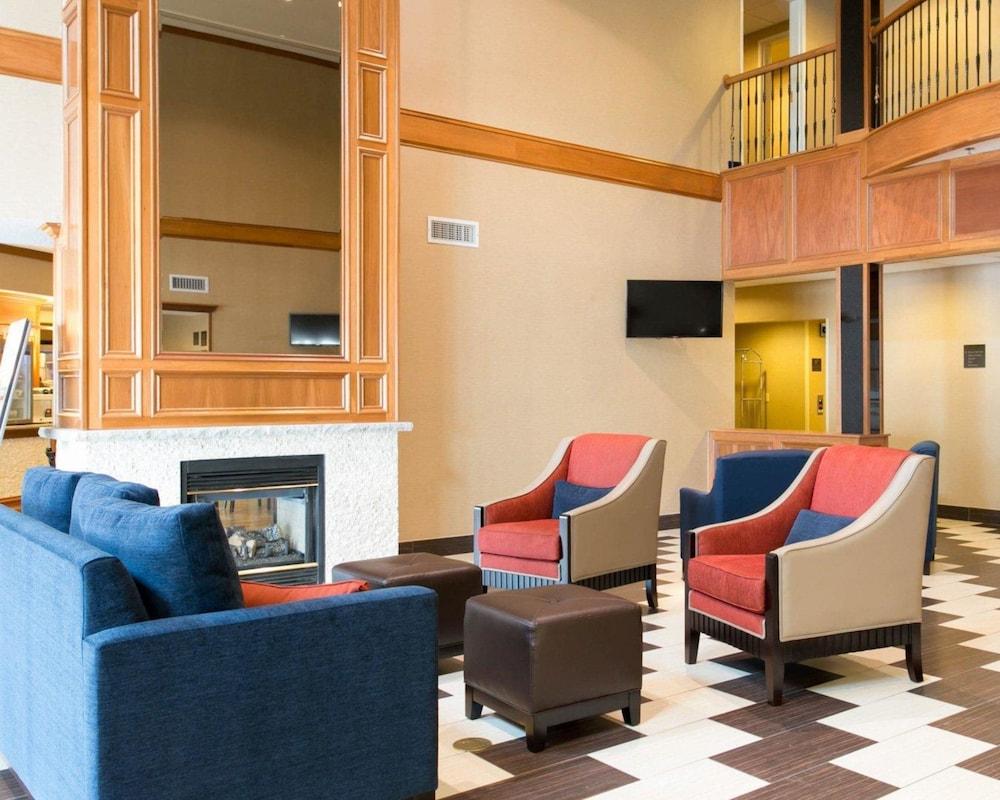 Comfort Suites Benton Harbor - St. Joseph photo 2