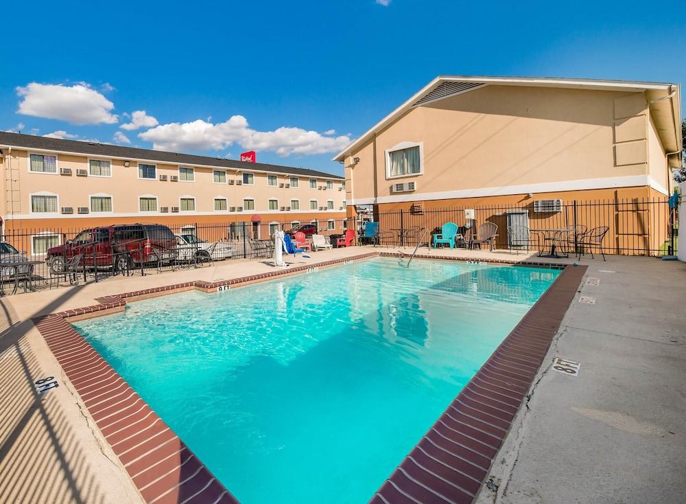 Red Roof Inn & Suites Denton photo 12