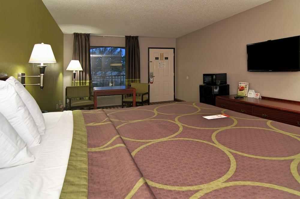 Super 8 by Wyndham Houston/NASA photo 3