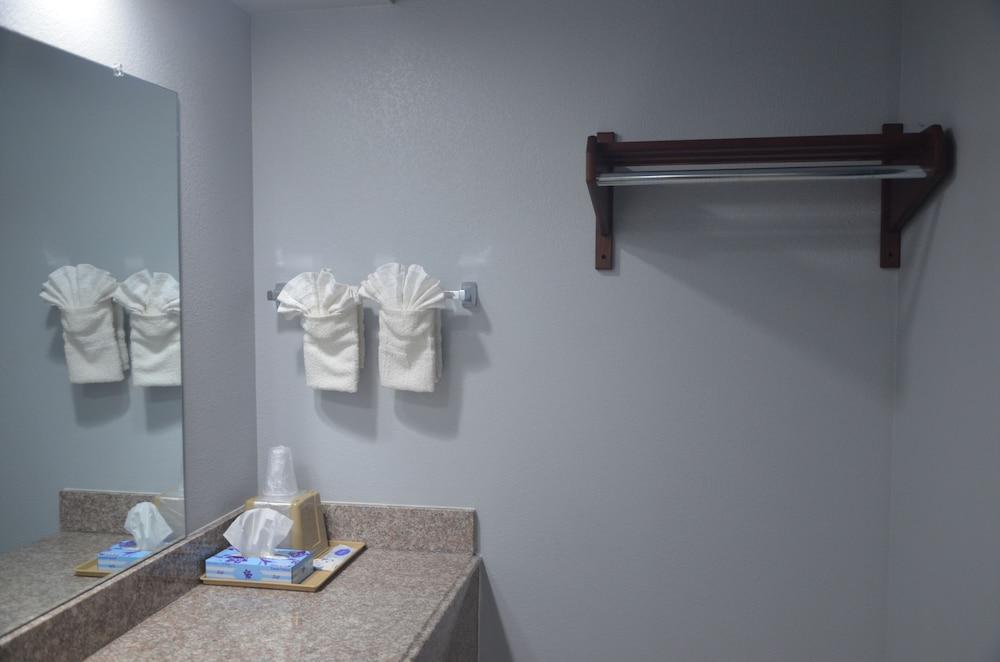 Traveler's Inn photo 16