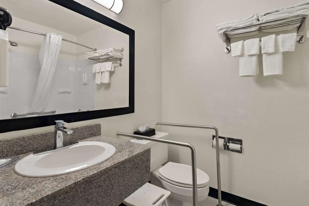 Clarion Pointe Bloomington – Normal near I-55 and University photo 16