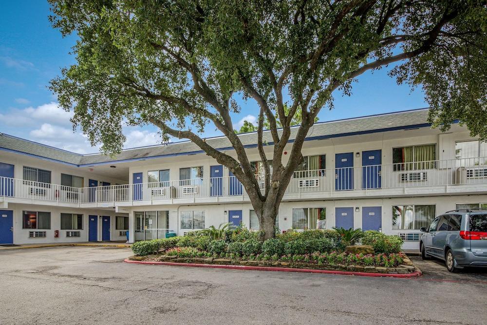 Motel 6 Conroe, TX photo 1