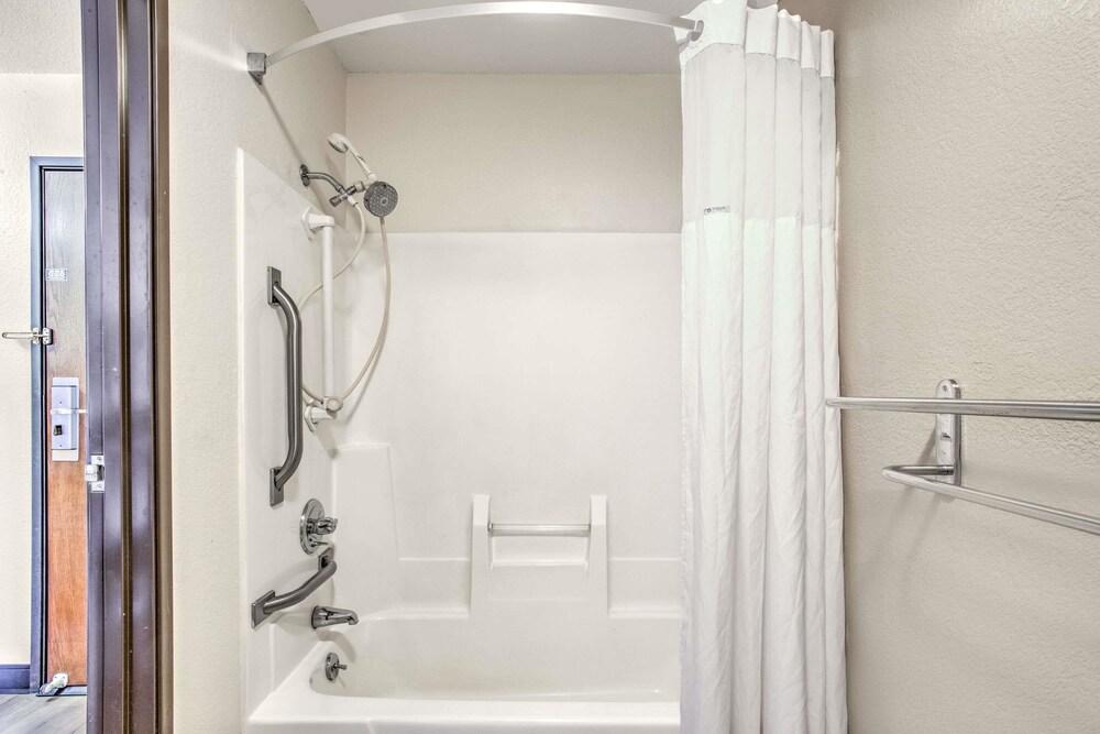 Days Inn by Wyndham Le Roy/Bloomington Southeast photo 2