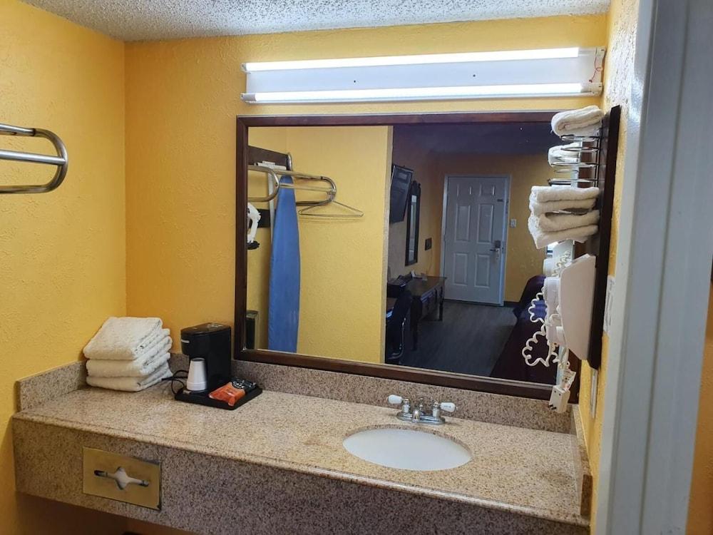 Chaparral Motel photo 36