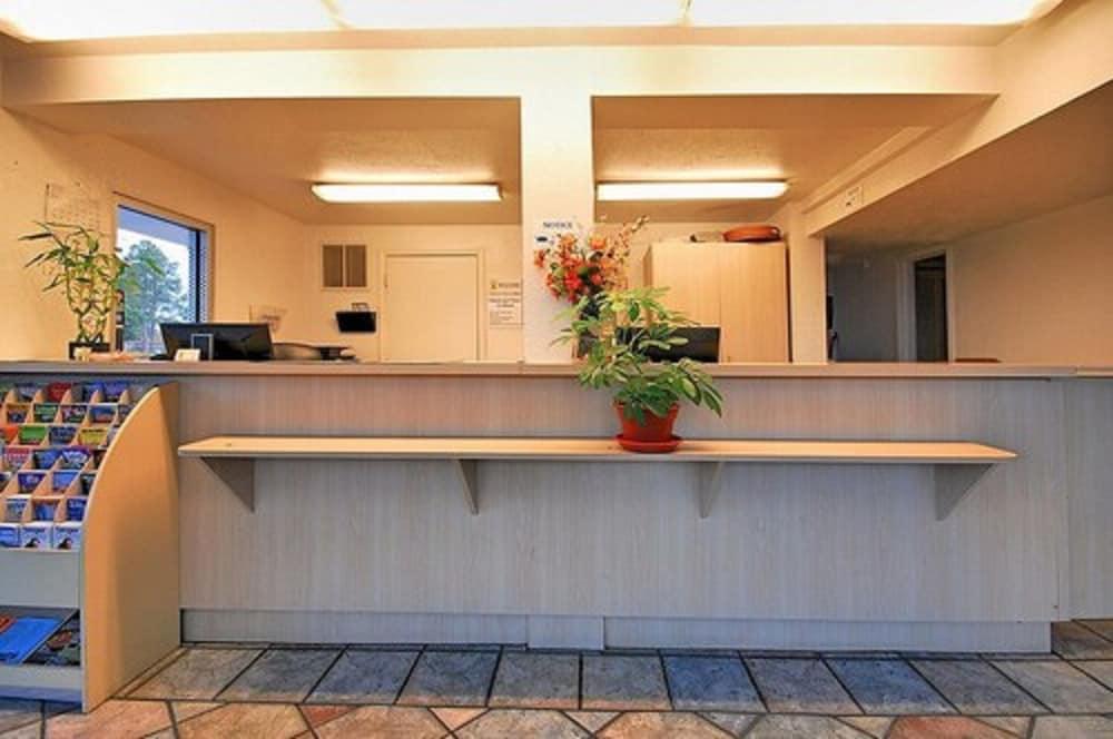 Super 6 Inn & Suites photo 3