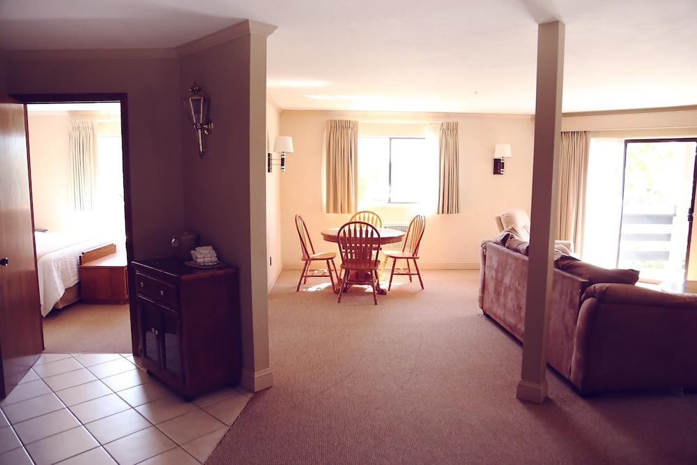 Coachman Inn & Suites photo 31