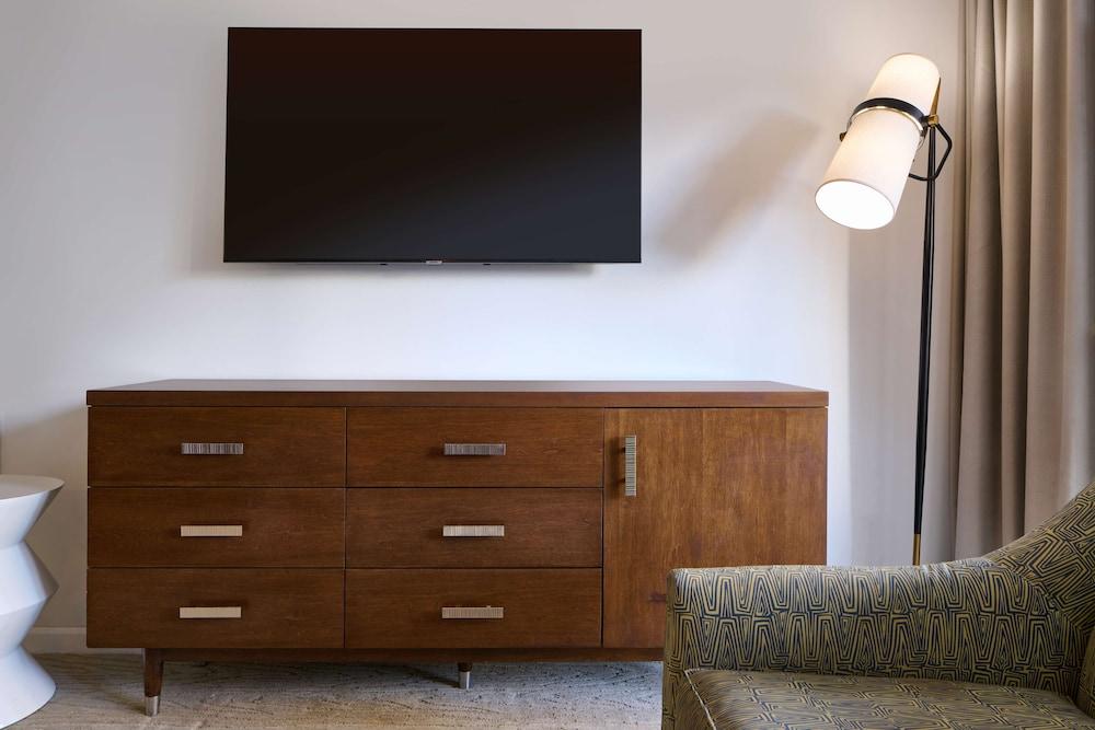 Ilikai Hotel & Luxury Suites photo 2