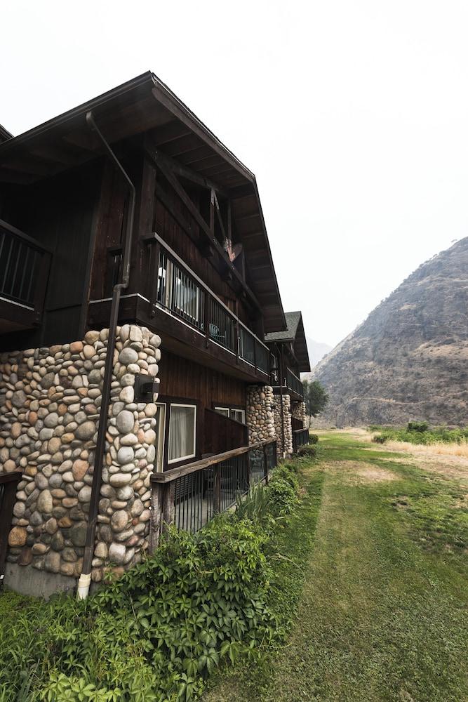 Salmon Rapids Lodge photo 16