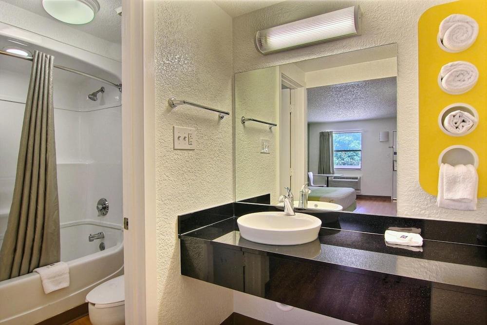 Motel 6 Austin, TX - Central Downtown UT photo 25