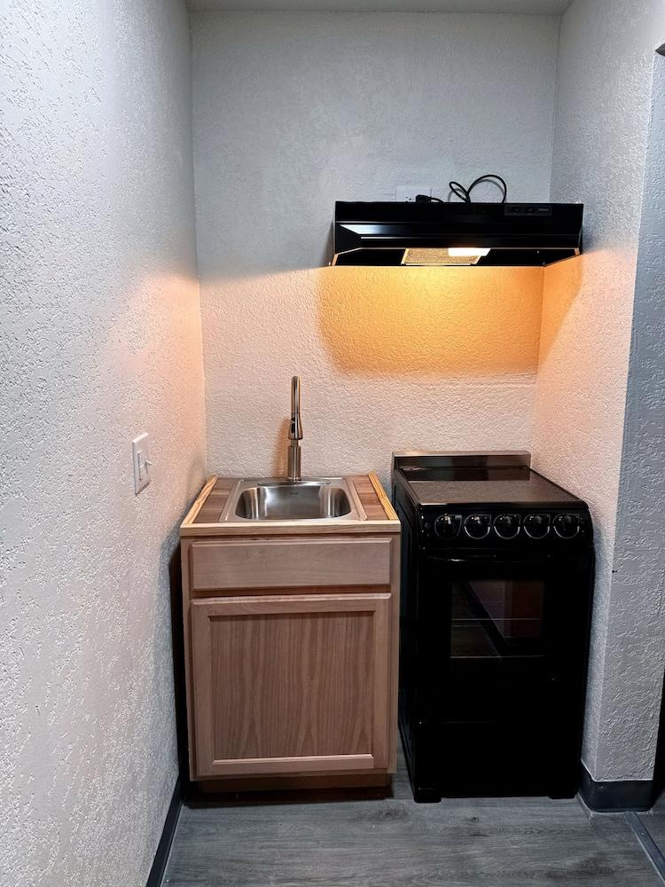 Studio City Suites, A Travelodge By Wyndham photo 9