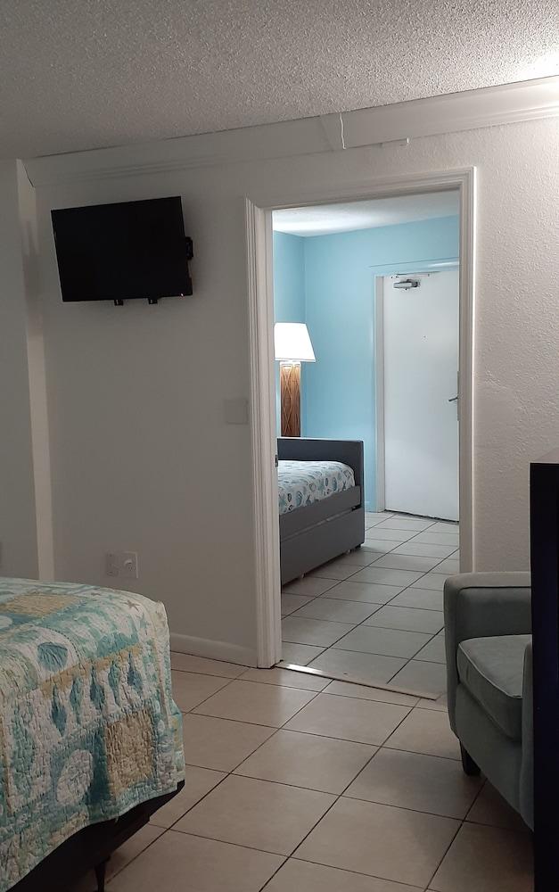 Hawaiian Inn Beach Resort photo 17