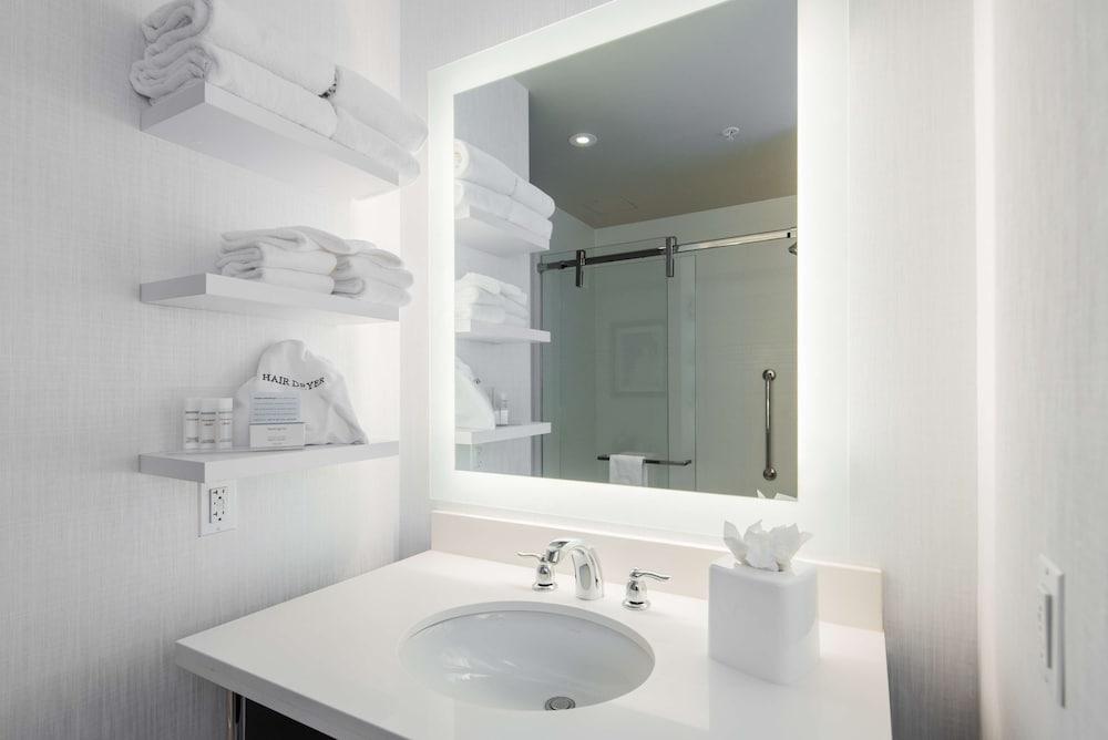 Hampton Inn & Suites Washington DC-Navy Yard photo 25