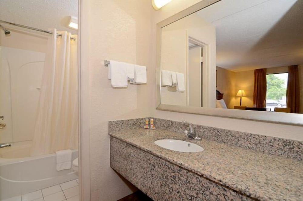 Econo Lodge Panama City St. Andrews photo 12
