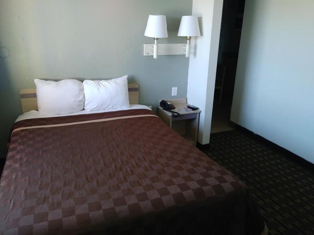 Americas Best Value Inn Amarillo Airport photo 8
