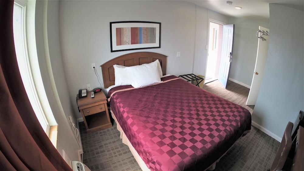Country Manor Motel Watkins photo 27