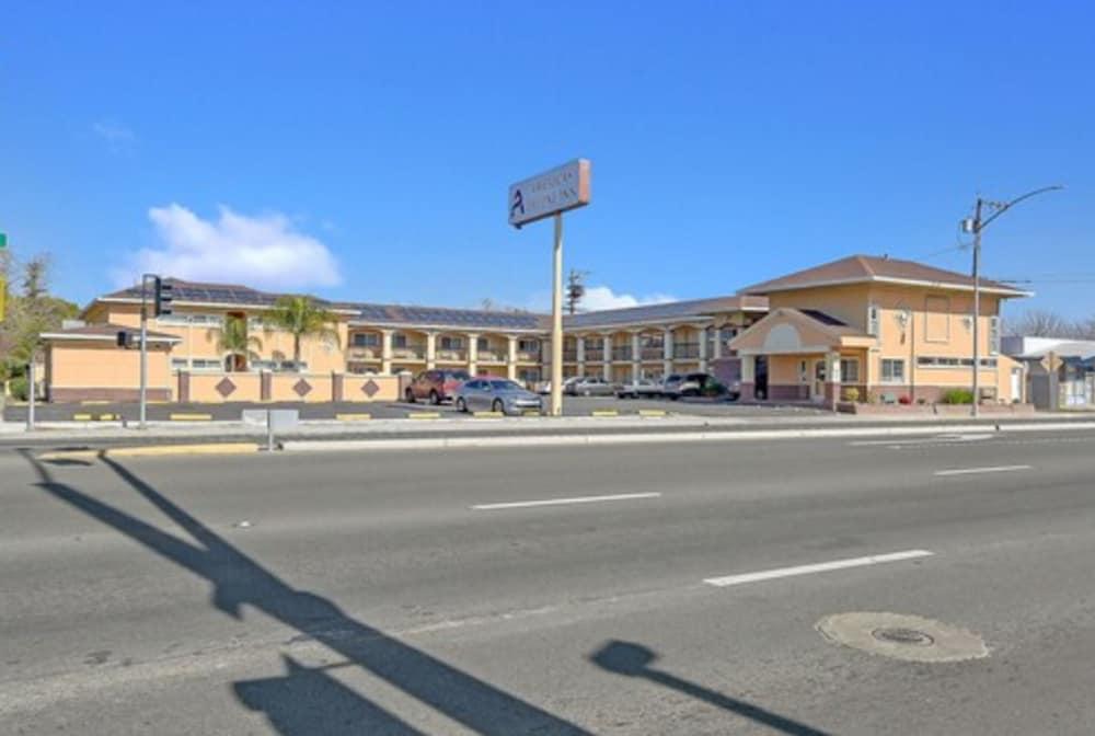 America's Deluxe Inn photo 38