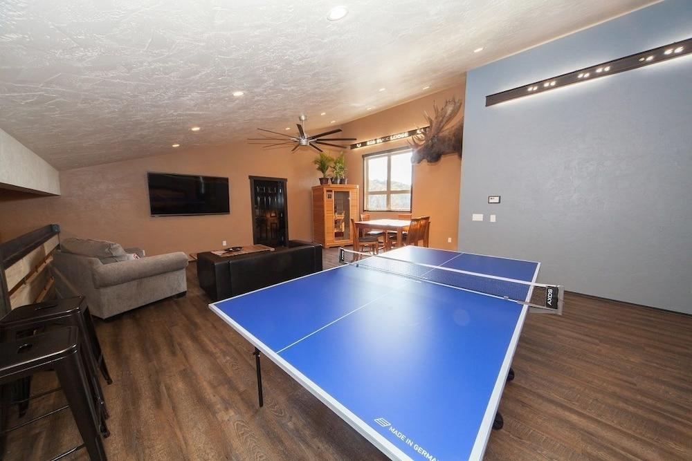 Log Cabin Lodge & Suites photo 32