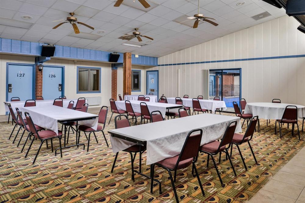 Americas Best Value Inn Ellsworth photo 22