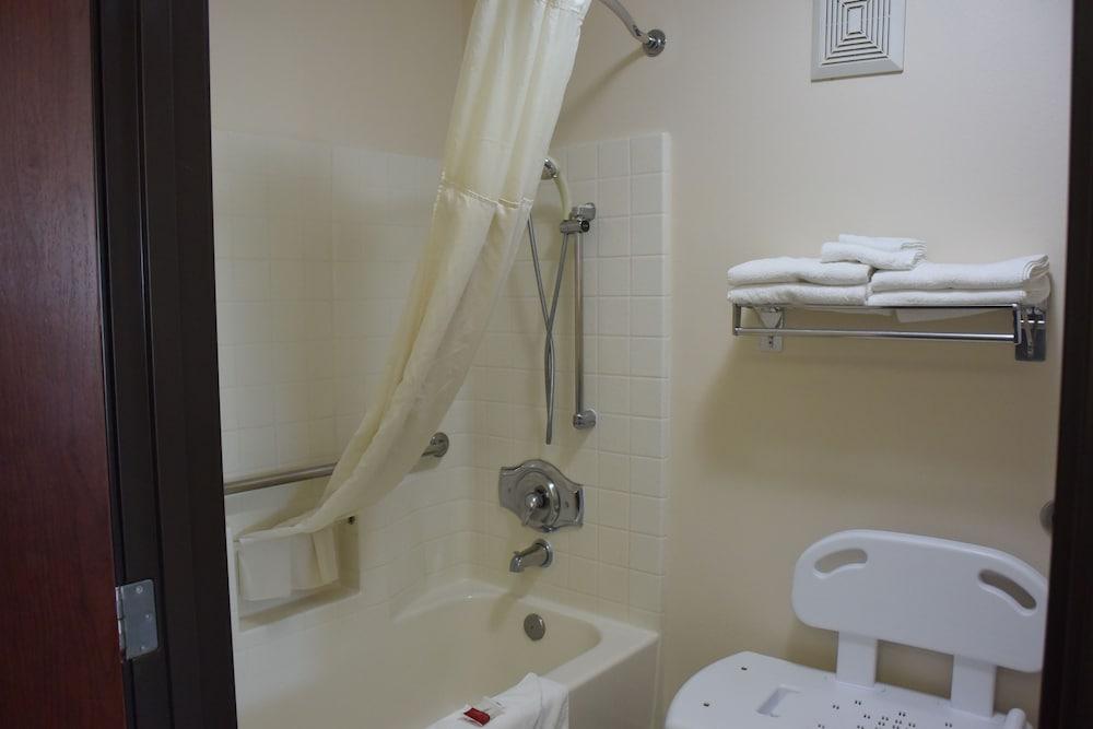 Travelodge Suites by Wyndham Newberg photo 85