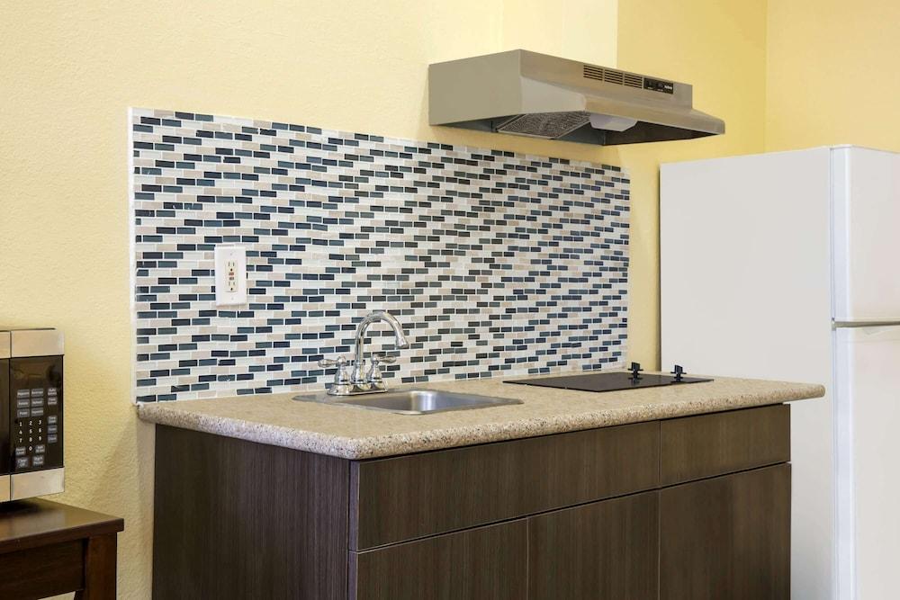 Days Inn & Suites by Wyndham Euless DFW Airport South photo 49