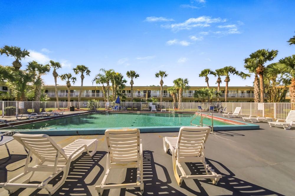 Econo Lodge Daytona Beach - Speedway photo 14