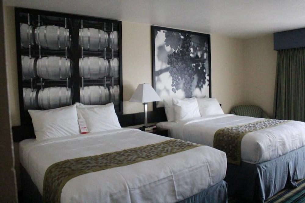 Super 8 by Wyndham Vallejo/Napa Valley photo 19